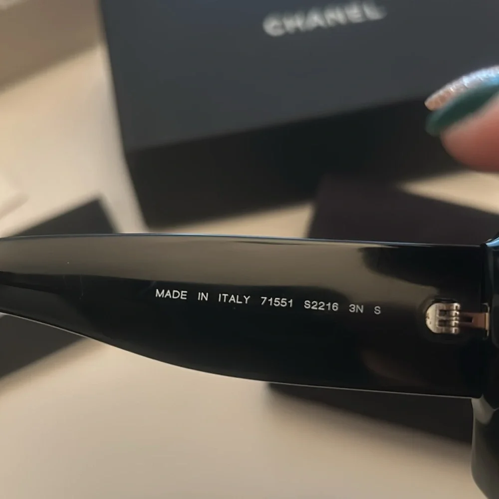 COPY - CHANEL Black Oversized Sunglasses with Tinted Lenses and Distinctive Tem… - Picture 7 of 10
